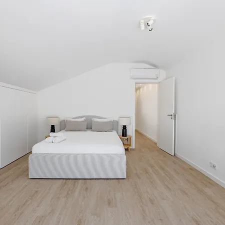 Aroeira Modern Grand With Pool By Homing Aroeira (Setubal)